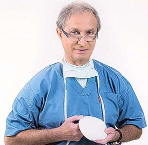 el médico sostiene el implante para el aumento de senos